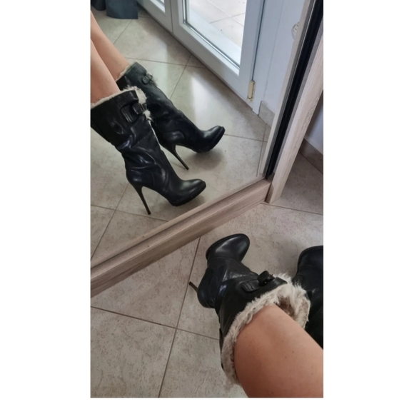 BURBERRY Black Leather Shearling Lined Boots - Picture 6 of 8